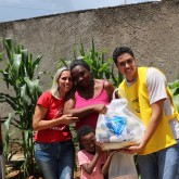 Catalão, GO – Com sorriso no rosto, atendido da LBV recebe a cesta repleta de alimentos.