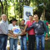 Palmital, PR — No início deste mês, o Roteiro Solidário da Campanha de Natal da LBV passou pela cidade paranaense, entregando centenas de cestas de alimentos na comunidade rural Rio do Jacaré. Não importa a distância a ser percorrida, nem os percalços no meio do caminho: a LBV sempre estará presente onde o povo precisa!
