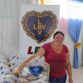 Mafra, SC — Satisfeita, mãe atendida leva para casa sua cesta de alimentos, a certeza de um Natal mais farto.
