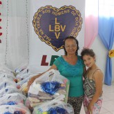 Mafra, SC — A sra. Maria Claudina Krueger e sua neta Lavinia também foram beneficiados pela Campanha de Natal da LBV. Ao receber o presente, afirmou: 