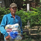 Palmital, PR — A LBV, por meio da campanha Natal Permanente da LBV — Jesus, o Pão Nosso de cada dia!, beneficiou centenas de famílias em situação de risco social com a entrega das cestas de alimento. Os atendidos saíam com um sorriso no rosto e com as esperanças renovadas.

