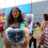 Joinville, SC — A importância de receber a cesta de alimentos é expressa no sorriso de cada pessoa beneficiada pela campanha.