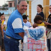 Joinville, SC — Cada cesta tem arroz, feijão, óleo, açúcar, leite em pó, macarrão, farinha de mandioca e de trigo, fubá, goiabada, gelatina, massa para bolo, extrato de tomate e sal. Itens essenciais e básicos para ajudar no sustento da família.