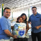 Paranaguá, PR — Famílias em situação de vulnerabilidade social levam para seus lares a certeza de mesa farta no fim de ano: cestas de alimentos da campanha de Natal da LBV.

