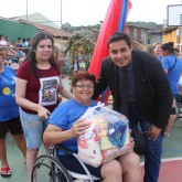 Joinville, SC — Por meio da campanha Natal Permanente da LBV — Jesus, o Pão Nosso de cada dia!, centenas de famílias atendidas pela Legião da Boa Vontade e por organizações parceiras receberam uma cesta de alimentos e levaram para os seus lares a certeza de um fim de ano mais feliz. A sra. Clarice do Carmo Freitas, assistida pela Associação dos Deficientes Físicos de Joinville (Adej), comentou, com um sorriso no rosto: “O mundo todo deveria fazer essa ação que a LBV está fazendo