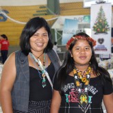 Paranaguá, PR — Além de famílias do litoral paranaense, a ação solidária da LBV, que contou COM A SUA AJUDA, também beneficiou moradores da Terra Indígena Ilha da Cotinga – Aldeia Nova. Presente no evento, a sra. Juliana Kerexu Mariano destacou: “A maioria dessas famílias vivem do artesanato e nessa época a venda é difícil. Então, essas cestas vieram em muito boa hora, essas famílias praticamente não teriam [alimento] para passar o Natal, vai ajudar muito! Por isso, estou agradecendo por elas”.
