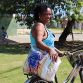 Paranaguá, PR — A LBV entregou, no dia 10, duzentas cestas de alimentos a famílias de baixa renda do litoral paranaense. A ação faz parte da campanha Natal Permanente da LBV — Jesus, o Pão Nosso de cada dia!. O sorriso estampado é a gratidão e a certeza de um Natal mais digno e feliz.
