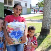 Paranaguá, PR — A Legião da Boa Vontade entregou, no dia 10, duzentas cestas de alimento a famílias que vivem em situação de vulnerabilidade social no litoral paranaense. Por meio da campanha Natal Permanente da LBV — Jesus, o Pão Nosso de cada dia!, os atendidos voltaram para seus lares com as esperanças renovadas e com a certeza de um fim de ano melhor.
