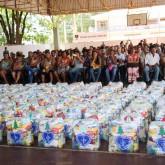 Maringá, PR — A Quadra de Esportes do Quartel do Corpo de Bombeiros foi o local escolhido para celebrar a entrega das cestas de alimentos a famílias de Maringá e Sarandi.
