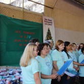 Maringá, PR — Os idosos atendidos pelo programa Vida Plena, da LBV, abrilhantaram a solenidade entoando diversas canções natalinas, animando o público que aguardava a entrega das cestas de alimentos.

