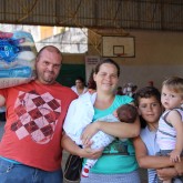 Maringá, PR — A Legião da Boa Vontade entregou, no dia 12, centenas de cestas de alimentos, por meio da campanha Natal Permanente da LBV — Jesus, o Pão Nosso de cada dia!, oferecendo a famílias de baixa renda um Natal mais digno e feliz.

