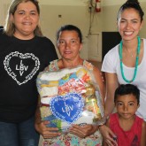 Ourinhos, SP — A solenidade de entrega das cestas contou com a presença de voluntários, colaboradores, parceiros e autoridades locais, como a a primeira-dama do municipio, sra. Clara Pocay (D).
