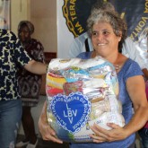 Ourinhos, SP — Após receber a cesta de alimentos da LBV, atendida expressa a certeza de que terá um Natal mais digno e feliz.

