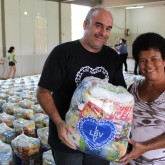 Ourinhos, SP — Ao receber sua cesta de alimentos, dona Leonor Soares de Souza contou que sempre falta algum alimento em casa. Ela agradeceu, emocionada, pelo presente: 
