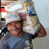 Ourinhos, SP — Atendido leva para a casa a certeza de um Natal mais feliz. A iniciativa é a conclusão do atendimento realizado ao longo do ano pela LBV. o/
