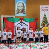 Curitiba, PR — Para dar as boas-vindas ao público, que lotou a quadra do Centro de Educação Infantil José de Paiva Neto, o coral do Programa de apoio a Ex-alunos da LBV (PAEX) entoou diversas Músicas Legionárias.
