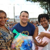Curitiba, PR — A tradicional Campanha de Natal da LBV, que é Permanente, entregou, no dia 14, 400 cesta de alimentos para famílias da cidade de Curitiba e São José dos Pinhais, proporcionando um fim de ano mais digno e sem fome.
