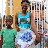 Curitiba, PR — Famílias de baixa renda de Curitiba e São José dos Pinhais foram beneficiadas pela campanha Natal Permanente da LBV — Jesus, o Pão Nosso de cada dia!. O sorriso no rosto da atendida expressa a felicidade de quem terá um Natal mais digno e sem fome.
