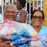 Curitiba, PR — A Legião da Boa Vontade, por meio da campanha Natal Permanente da LBV — Jesus, o Pão nosso de cada dia!, beneficiou centenas de famílias em situação de risco social com entrega das cestas de alimentos. Os atendidos saíam felizes e com as esperanças renovadas.
