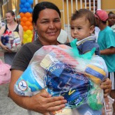 Curitiba, PR — Famílias em situação de vulnerabilidade social levam para seus lares a certeza de mesa farta no fim de ano: cestas de alimentos da Campanha de Natal da LBV.
