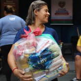 Presidente Prudente, SP — No semblante da atendida, a felicidade em ter nas mãos a cesta de alimentos que é a certeza de um Natal mais digno e feliz.
