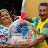 Presidente Prudente, SP — Cada cesta é composta por arroz, feijão, óleo, açúcar, leite em pó, café, macarrão, farinha de mandioca e de trigo, fubá, goiabada, massa para bolo, extrato de tomate e gelatina.
