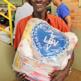 Glorinha, RS — Ao receber sua cesta de alimentos o senhor Dionísio, de 63 anos, agradeceu emocionado pelo presente de Natal que recebeu da LBV.
