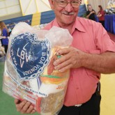 Glorinha, RS — A LBV beneficiou centenas de famílias atendidas ao longo do ano em seus programas e projetos socioeducacionais com cestas de alimentos arrecadados por meio da campanha Natal Permanente da LBV — Jesus, o Pão Nosso de cada dia!.
