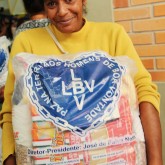 Glorinha, RS — No semblante da atendida, a felicidade em ter nas mãos a cesta de alimentos que é a certeza de um Natal mais digno e feliz. A você que colaborou, o nosso muito obrigado.
