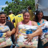 Irauçuba, CE — Famílias levam para a casa a certeza de um Natal mais feliz. A campanha Natal Permanente da LBV — Jesus, o Pão Nosso de cada dia! é a conclusão do atendimento realizado ao longo do ano pela LBV.