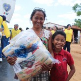 Irauçuba, CE — No sertão nordestino, famílias levam suas cestas de alimentos garantindo que este Natal seja sem fome e mais feliz.