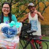 Pelotas, RS — Cada cesta tem arroz, feijão, óleo, açúcar, leite em pó, macarrão, farinha de mandioca e de trigo, fubá, goiabada, gelatina, massa para bolo, extrato de tomate e sal. Itens essenciais e básicos para ajudar no sustento da família.

 
