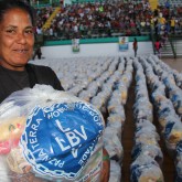 Passo Fundo, RS — Famílias em situação de vulnerabilidade social levam para seus lares a certeza de mesa farta no fim de ano: cestas de alimentos da campanha de Natal da LBV.
