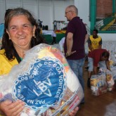 Passo Fundo, RS — A alegria em receber a cesta de alimentos era visível no rosto das famílias atendidas pela LBV.
