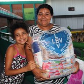 Passo Fundo, RS — Alegria da mãe ao receber a cesta de Natal da LBV. As famílias são atendidas pela Instituição durante todo o ano e agora levam para casa a certeza de um fim de ano mais farto.
