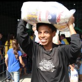 Porto Alegre, RS — A alegria em receber a cesta de alimentos era visível no rosto das famílias atendidas pela LBV.


 
