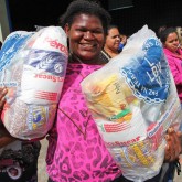 Porto Alegre, RS — Após receber a cesta de alimentos da LBV, atendida expressa a certeza de que terá um Natal mais digno e feliz.
 
