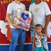 Ribeirão Preto, SP — Ao receberem suas cestas de alimentos, as famílias têm a certeza de que terão um digno fim de ano.
