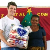 Ribeirão Preto, SP — Em todo o Brasil, por meio da campanha Natal Permanente da LBV — Jesus, o Pão Nosso de cada dia!, foram distribuídos 1 milhão de quilos de alimentos não perecíveis a mais de 50 mil famílias.
 
