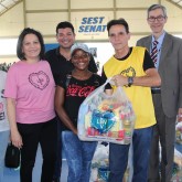 Porto Alegre, RS — A cerimônia de entrega das cestas foi prestigiada por voluntários, colaboradores, parceiros e autoridades locais. Na foto, da esquerda à direita: a gestora regional da LBV, Ana Paula Campos; o conselheiro tutelar Marcelo Bernardi; o colaborador Gilberto Mello; e o diretor do SEST/SENAT, sr. Pedro Fabbrin.
