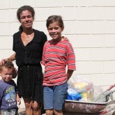 Porto Alegre, RS — O sorriso estampado no rosto revela a felicidade proporcionada pela LBV durante a entrega das cestas de alimentos da campanha de Natal da Instituição.
