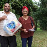 Glorinha, RS — A dona Maria do Carmo foi uma das beneficiadas pela Campanha de Natal da LBV. Na oportunidade, destacou: 