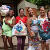 Glorinha, RS — Cada cesta tem arroz, feijão, óleo, açúcar, leite em pó, macarrão, farinha de mandioca e de trigo, fubá, goiabada, gelatina, massa para bolo, extrato de tomate e sal. Itens essenciais e básicos para ajudar no sustento da família.
