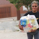 Pelotas, RS — O sorriso no rosto demonstra que a colaboração da LBV fará a diferença no fim de ano dos atendidas pela Instituição. Cada cesta tem arroz, feijão, óleo, açúcar, leite em pó, macarrão, farinha de mandioca e de trigo, fubá, goiabada, gelatina, massa para bolo, extrato de tomate e sal.
