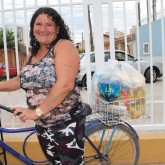 Pelotas, RS — Com alegria, atendida pela LBV durante todo o ano recebe da Instituição uma cesta de alimento — a certeza de um fim de ano mais digno e feliz!
