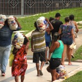 Rio Branco, AC — Cada cesta tem arroz, feijão, óleo, açúcar, leite em pó, macarrão, farinha de mandioca e de trigo, fubá, goiabada, gelatina, massa para bolo, extrato de tomate e sal. Itens essenciais e básicos para ajudar no sustento da família.
 

