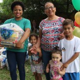 Pelotas, RS — A dona Leci dos Santos levou para casa a cesta de alimentos da LBV. Ao receber o presente, afirmou: 