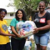 Pelotas, RS — A sra. Juliana Correa e sua filha Nicole foram beneficiadas pela tradicional ação solidária da Legião da Boa Vontade. Sobre a Entidade, declarou: 