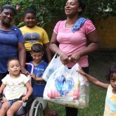 Pelotas, RS — Muitas famílias atendidas pela LBV sofrem com o desemprego. Ao longo do ano, a Instituição atende essas pessoas por meio de seus programas socioassistenciais e, no mês de dezembro, presenteia cada uma delas com uma cesta de alimentos, a fim de proporcionar um fim de ano mais feliz e digno.
