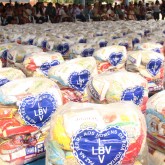Palmas, TO — Cada cesta tem arroz, feijão, óleo, açúcar, leite em pó, macarrão, farinha de mandioca e de trigo, fubá, goiabada, gelatina, massa para bolo, extrato de tomate e sal. Itens essenciais e básicos para ajudar no sustento da família.
 
